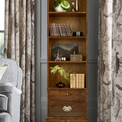 Garrat enkel bokhylle med 2 skuffer i kastanjefarget bjørk