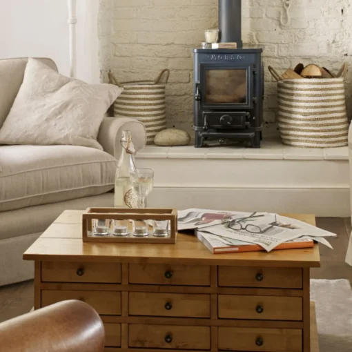 Lite salongbord i honningfarget bjørk