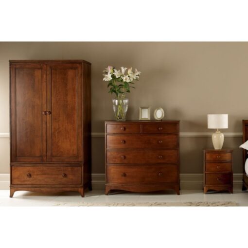 Broughton, i mørkt tre.