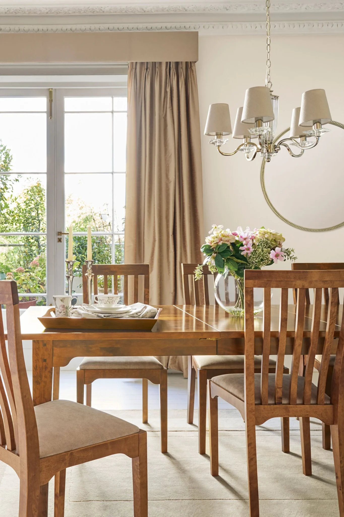 garrat honning uttrekkbart spisebord int Garrat klassisk spisestustol i honningfarget bjørk