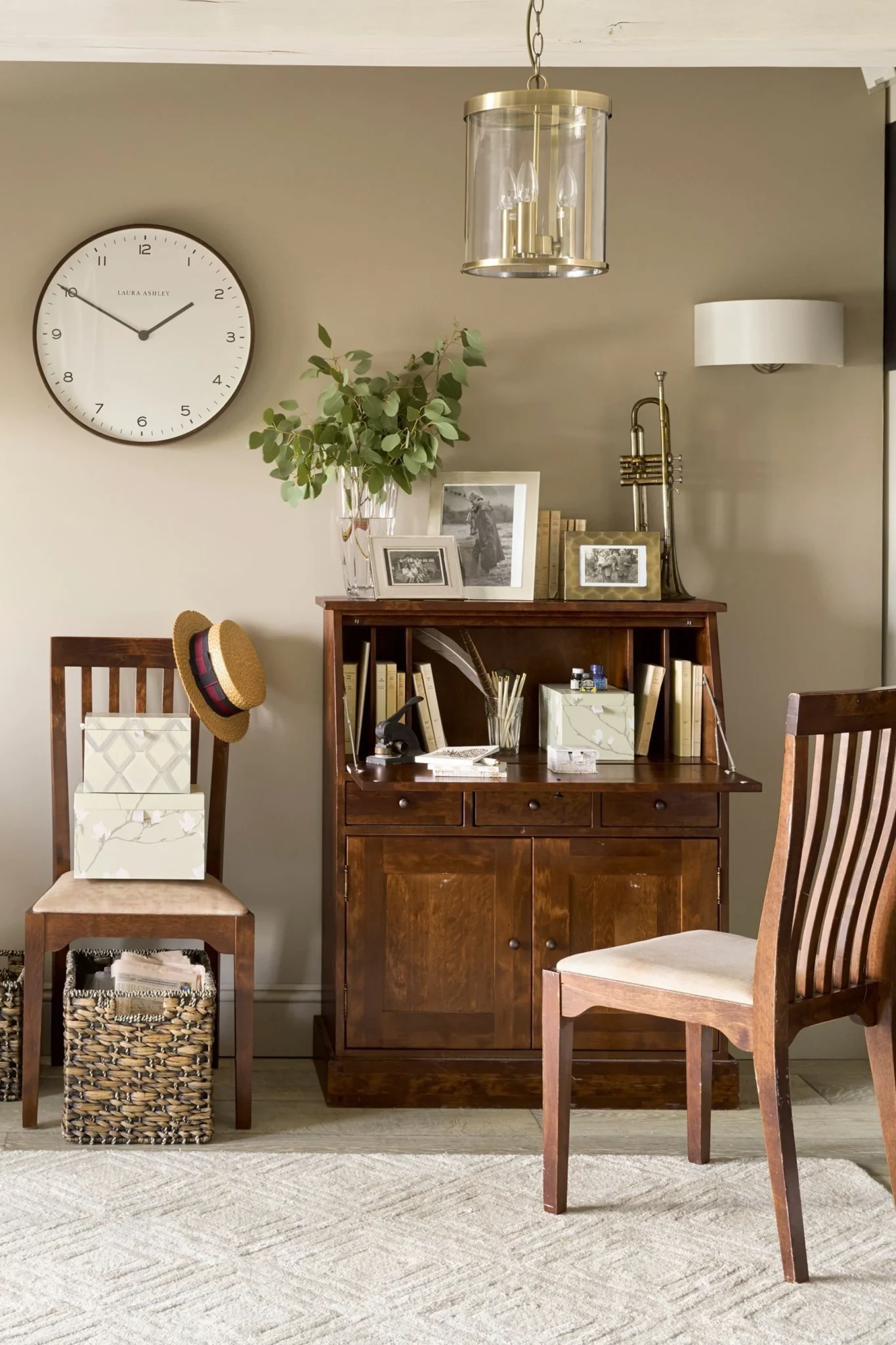 garrat kastanjefarget byrå Garrat, kastanjefarget byrå, skrivebord