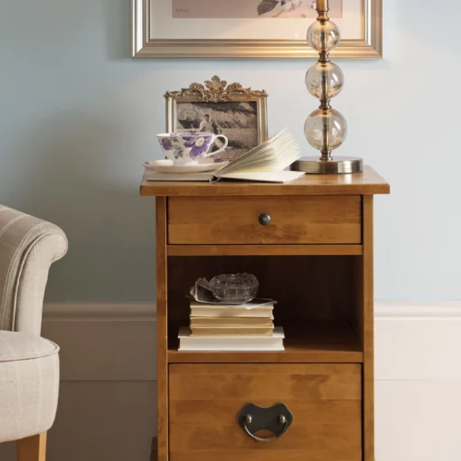 Garrat, sidebord/nattbord med skuffer i honningfarget bjørk