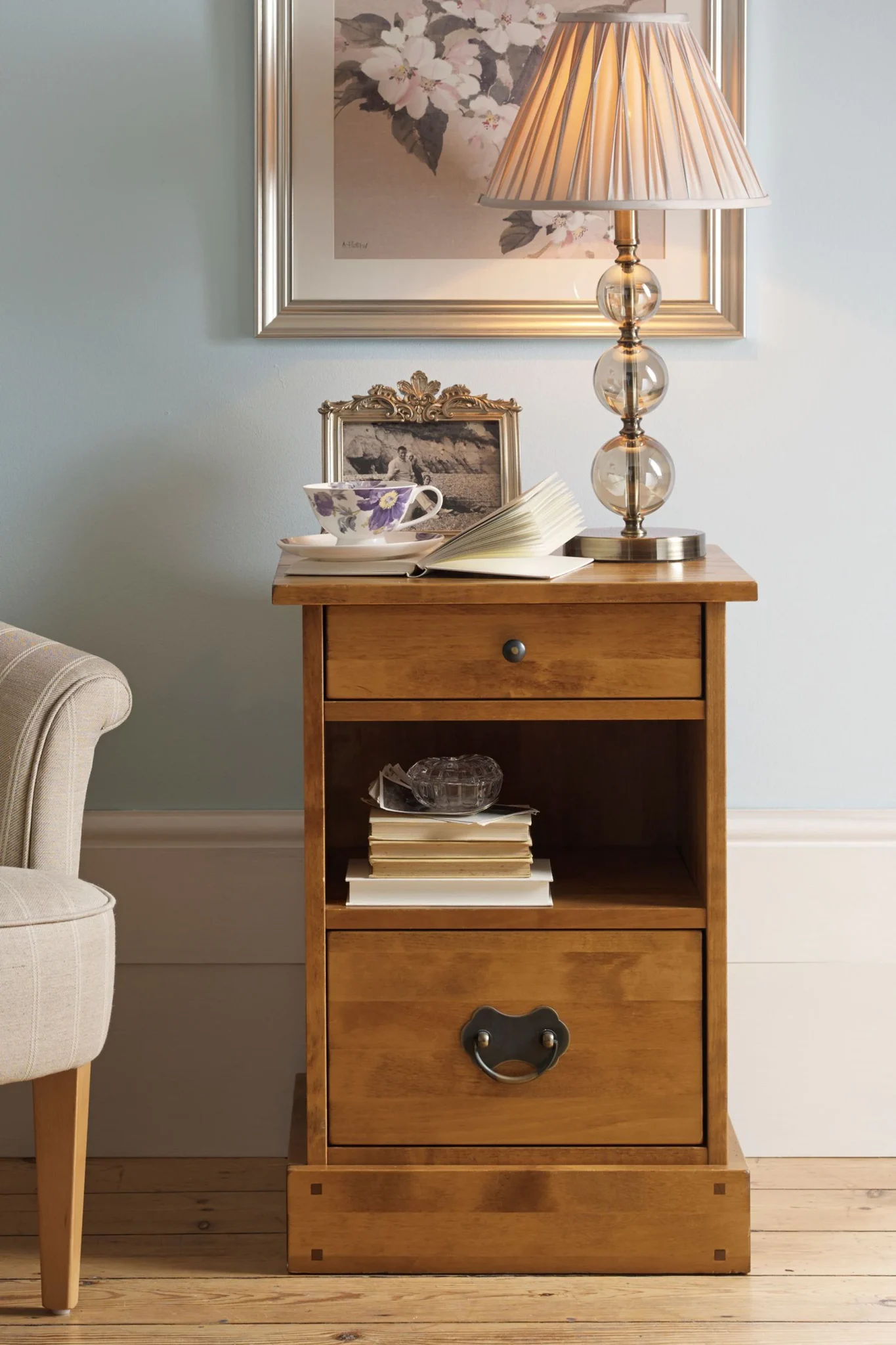 garrat sidebord i honning Garrat, sidebord/nattbord med skuffer i honningfarget bjørk