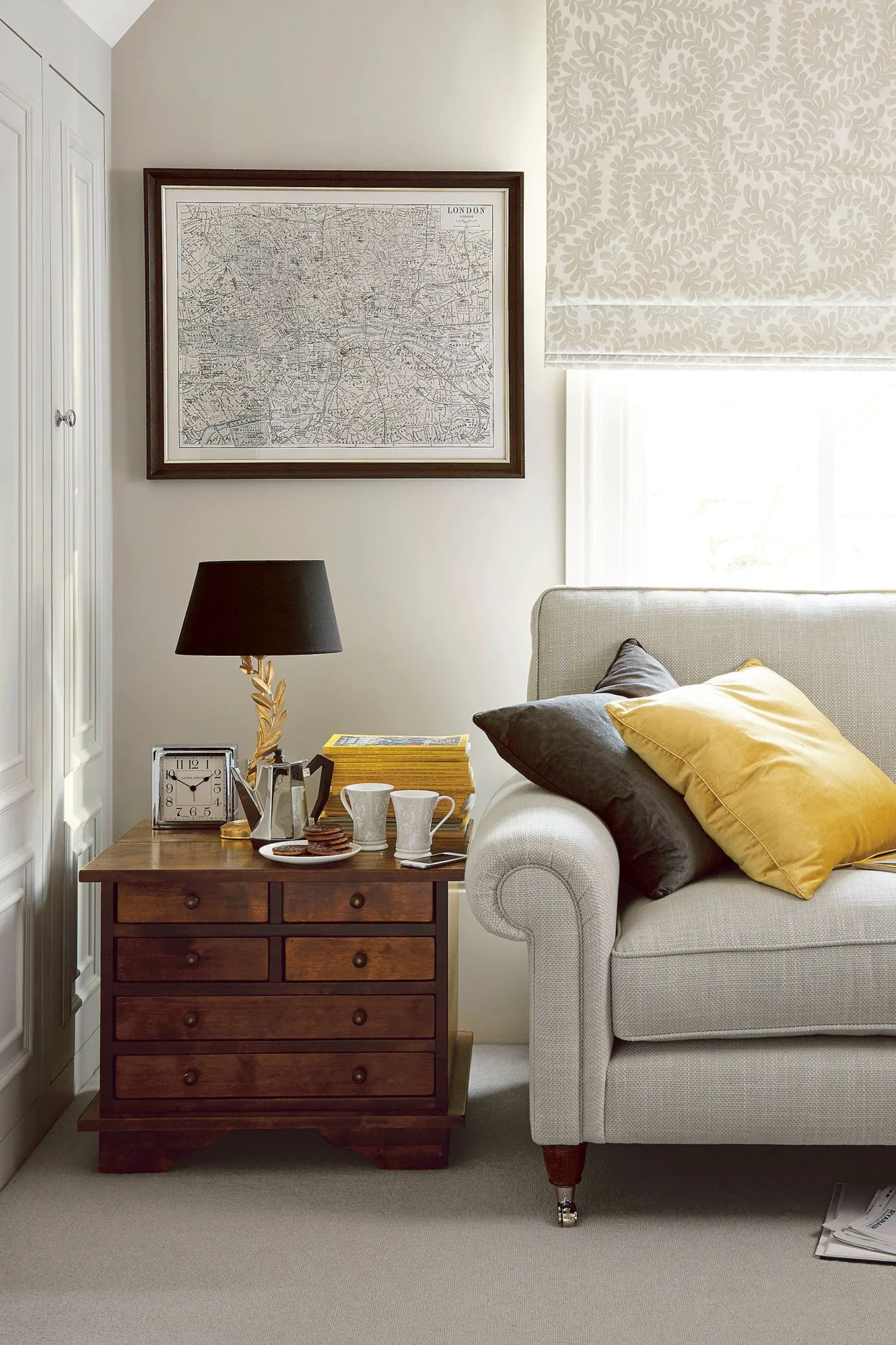 garrat sidebord med 6 skuffer i kastanje int Garrat sidebord med 6 skuffer i kastanjefarget bjørk