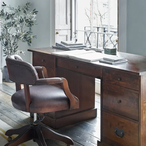 Garrat, klassisk skrivebord i kastanjefarget bjørk