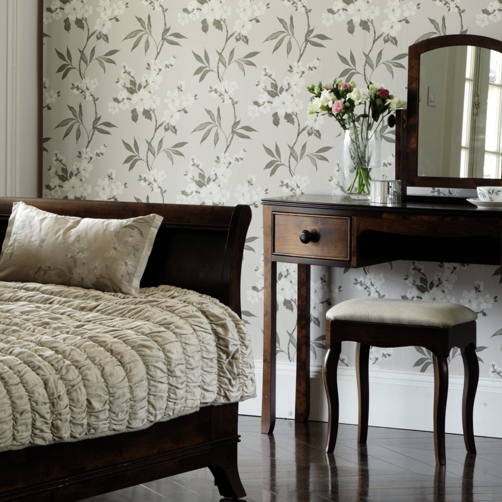 Broughton – Dark Dressing Table Mirror & Stool Set 2 Broughton – Dark Dressing Table Mirror & Stool Set