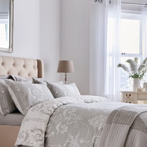 sengesett med josettemønster i duegrått