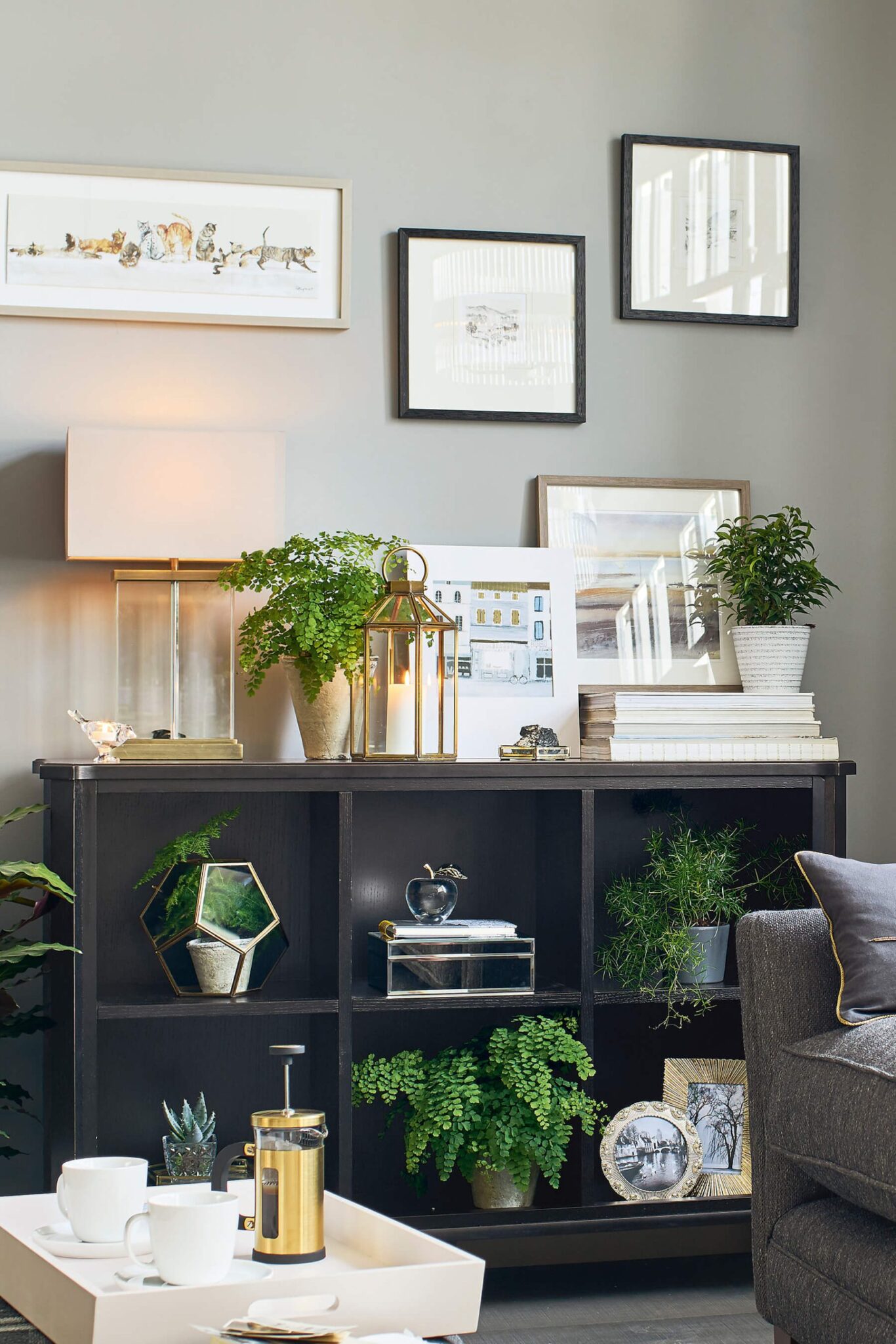 Henshaw-lav-bokhylle-sort-interior