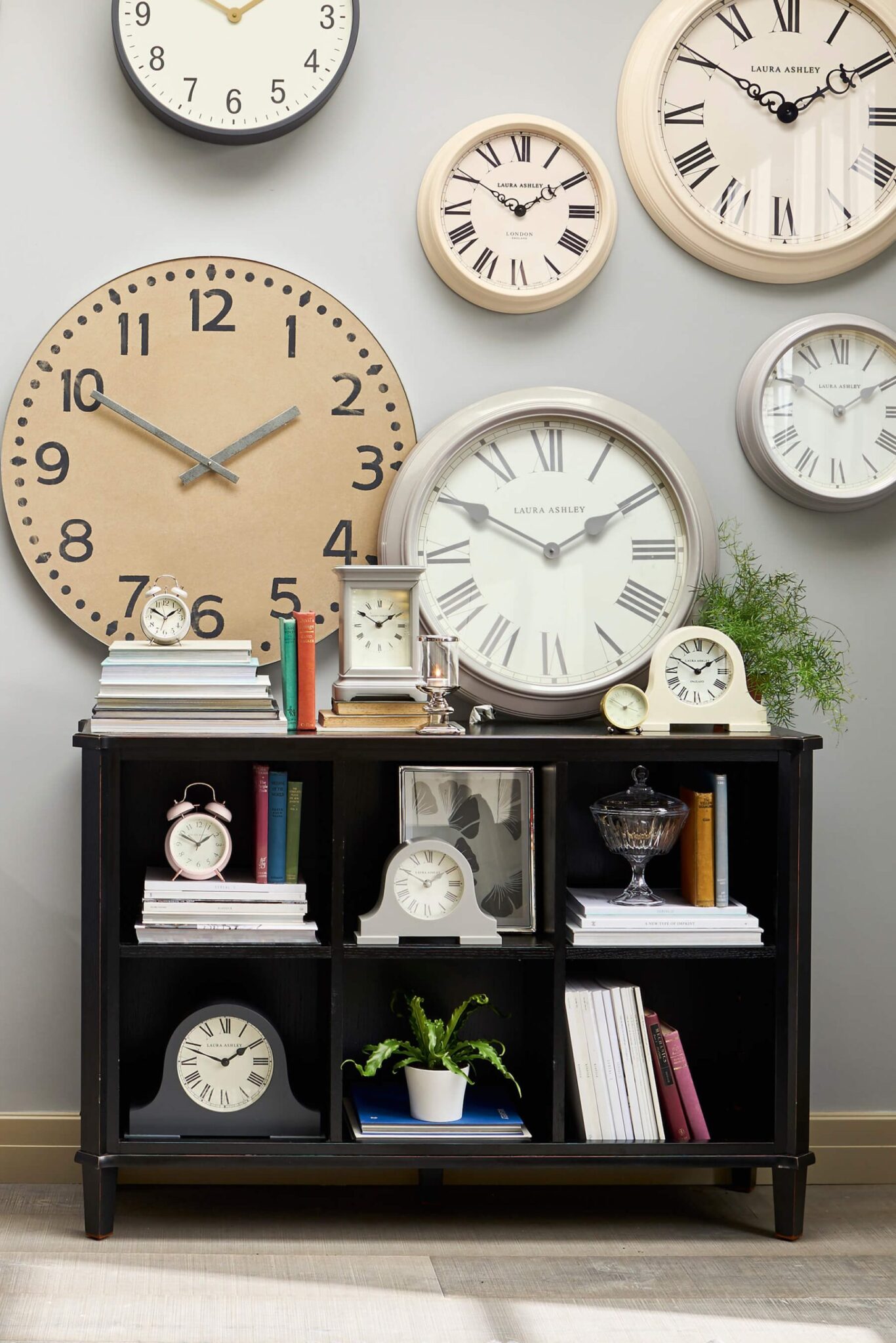 Henshaw-lav-bokhylle-sort-interior1