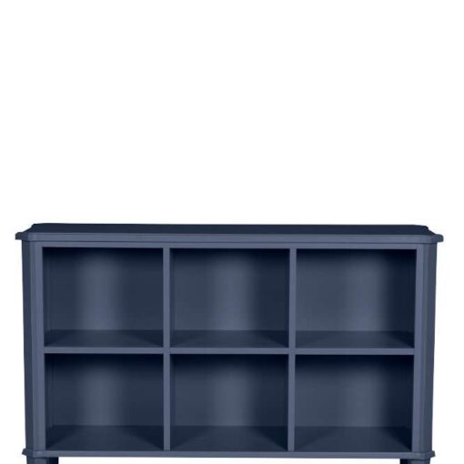 lav bokhylle i støvet blå