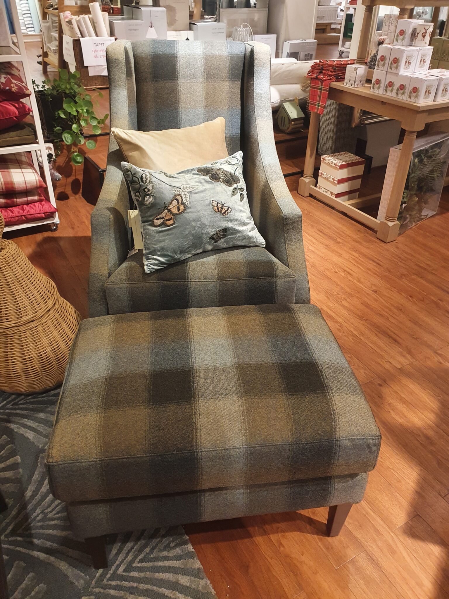 Mariola lenestol og puff Mariola lenestol i keswick hedgerow