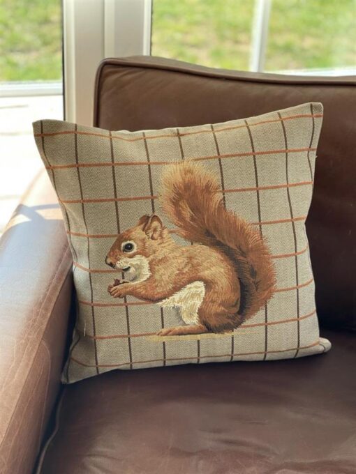 pute med motiv av ekorn