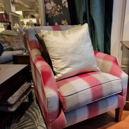 Lola lenestol i Keswick tranebærrødt ullstoff