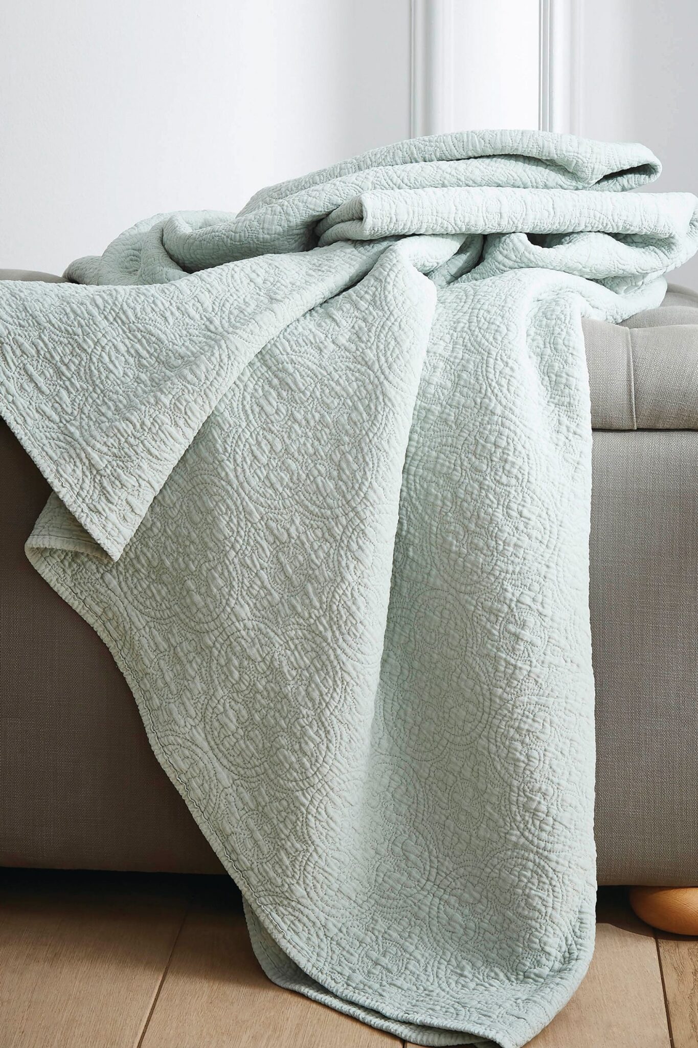 Lilian sengeteppe i pistasjgrønn Lilian, stilrent sengeteppe i pistasjgrønt