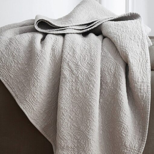 lilian, delikat sengeteppe i stålgrått