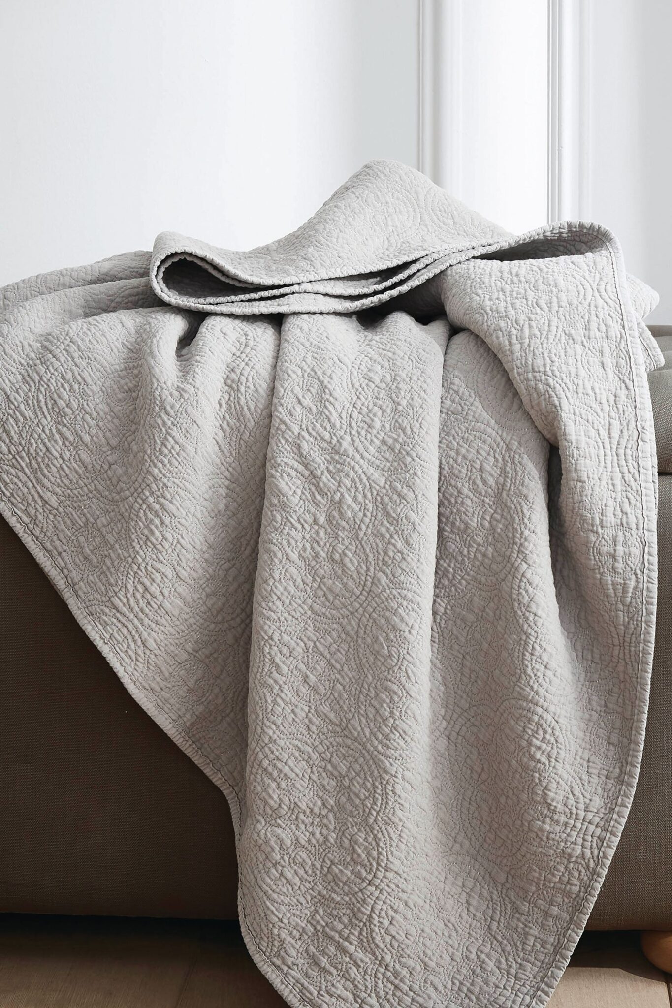 lilian sengeteppe i stålgrå lilian, delikat sengeteppe i stålgrått