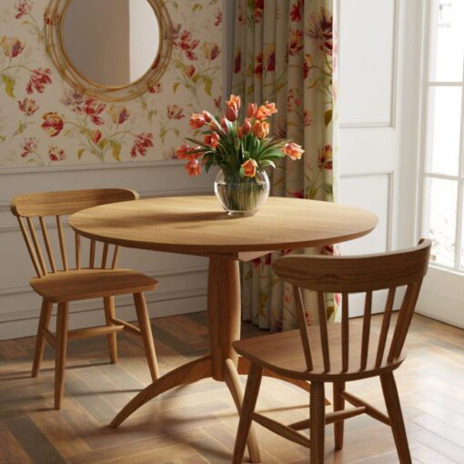 Rundt spisebord i oljet eik