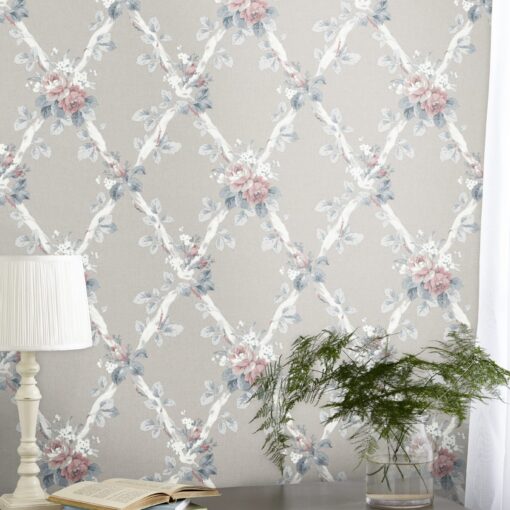 rustikk tapet med blomster i duegrått