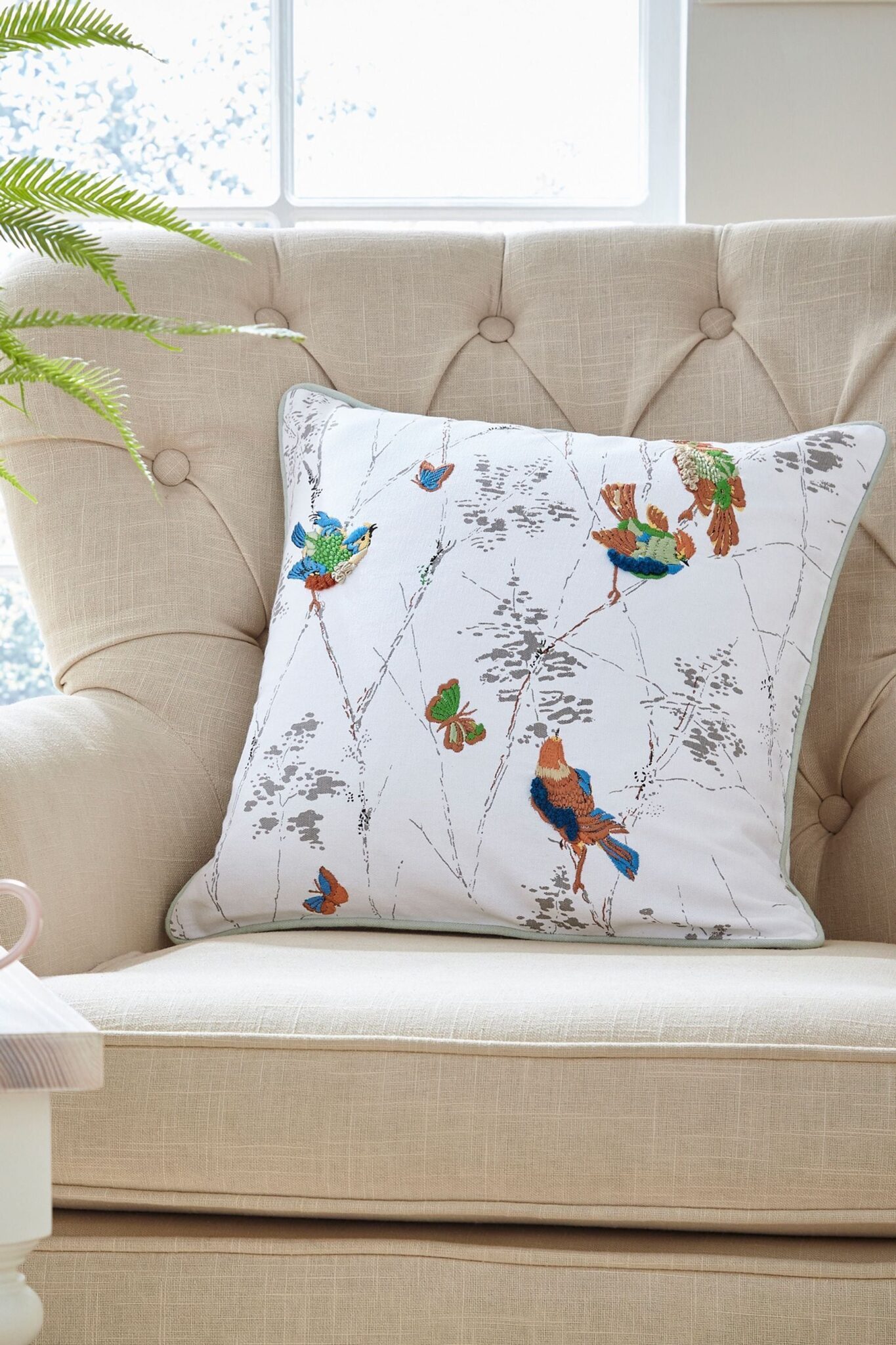 Aviary Cushion Aviary, fargerik brodert pute med fugler