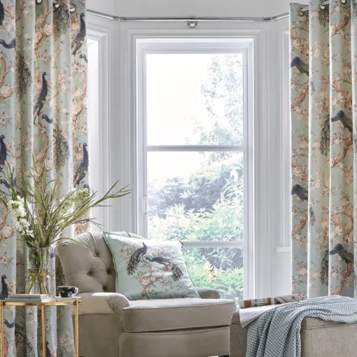 ferdigsydde gardiner med påfugler i duck egg