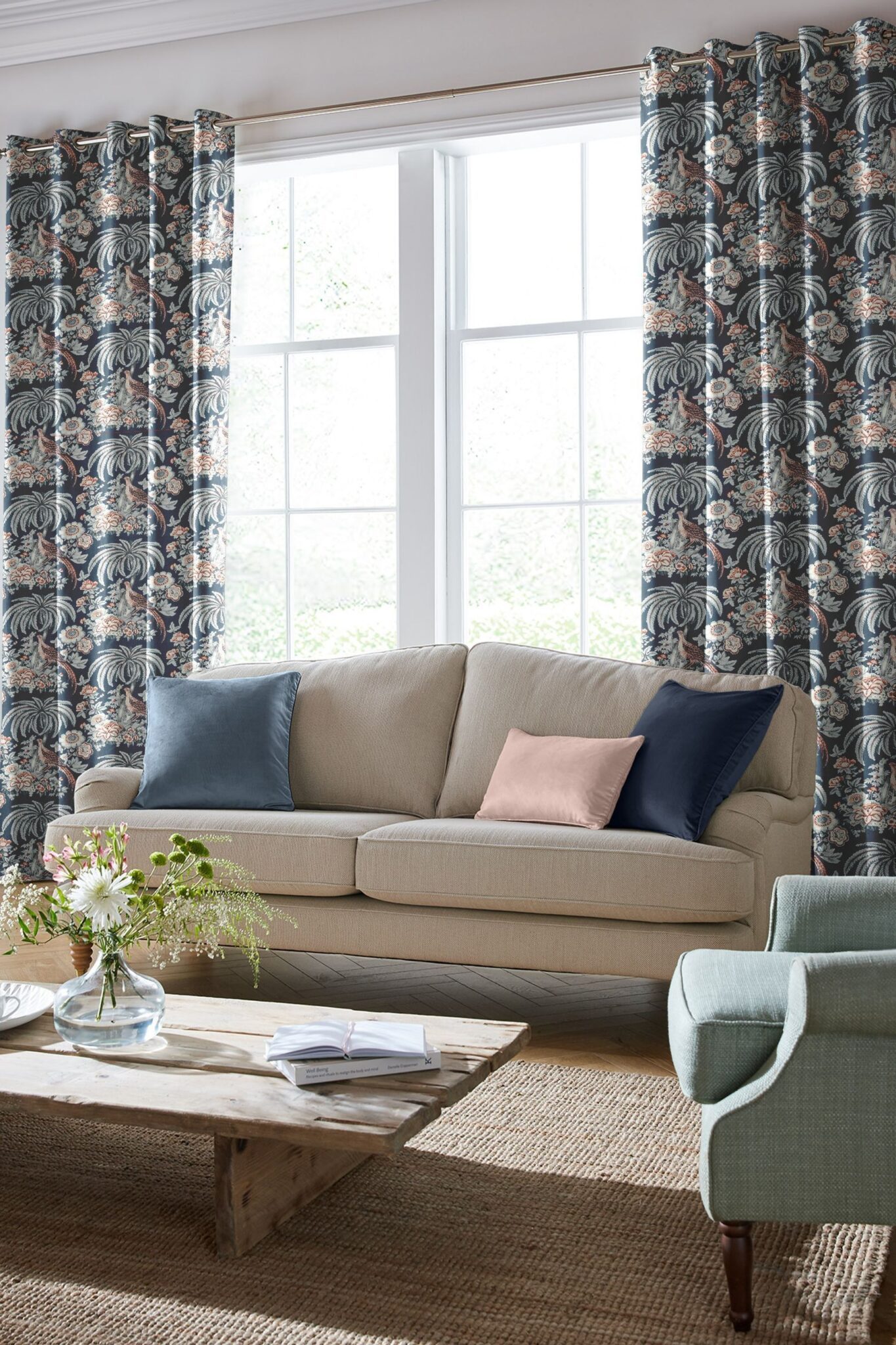 Burdett mellomblå interiør Burdett mønstrete gardinstoff med fugler