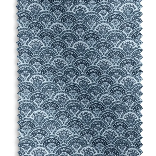 Musica, geometrisk møbel og gardinstoff i blå fløyel