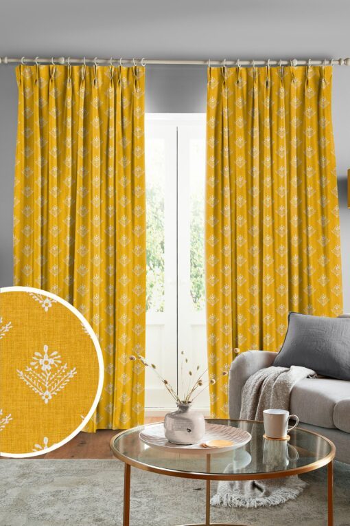 Lady Fern, brodert stoff i sennepsgult