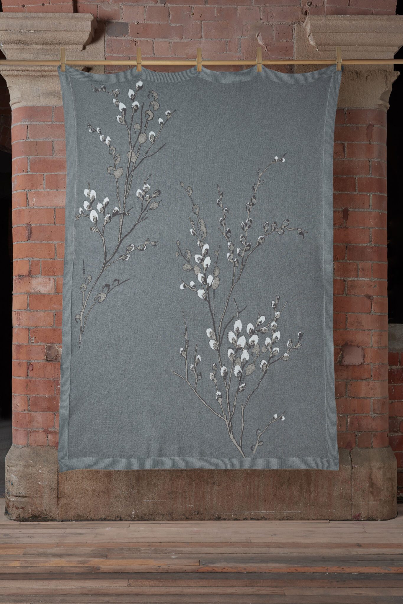 Pussy Willow Steel Blanket Main FINAL bomullspledd med gåsunger i stålgrått