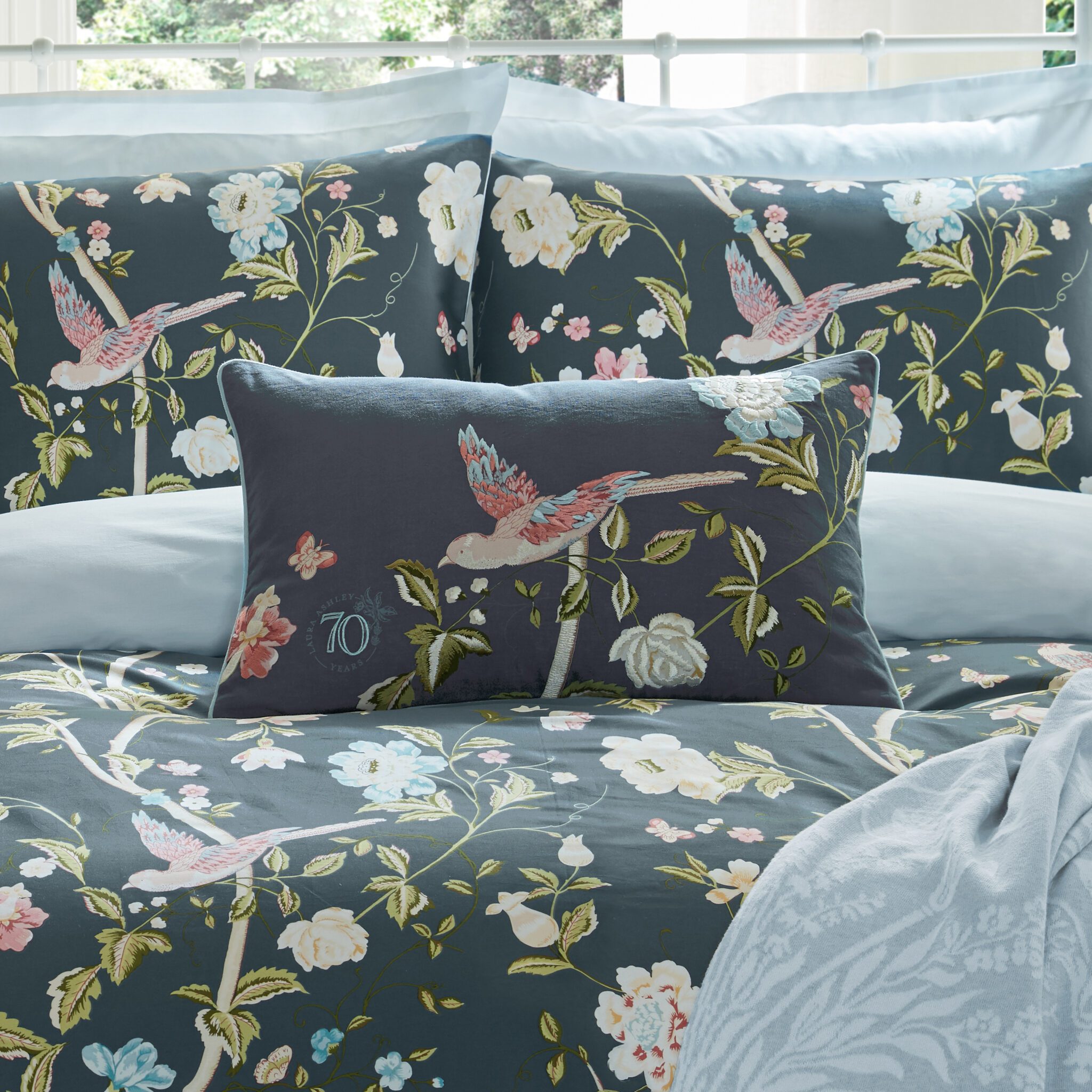 Summer Palace Midnight Cushion Lifestyle Jubileumspute Summer Palace i midnattsblått