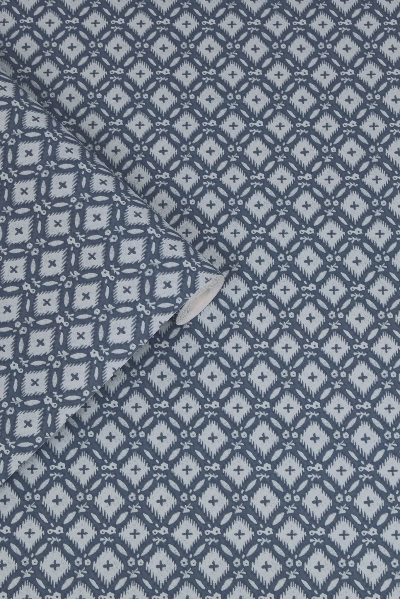 whitebrook-tapet-bla-rull-scaled-1