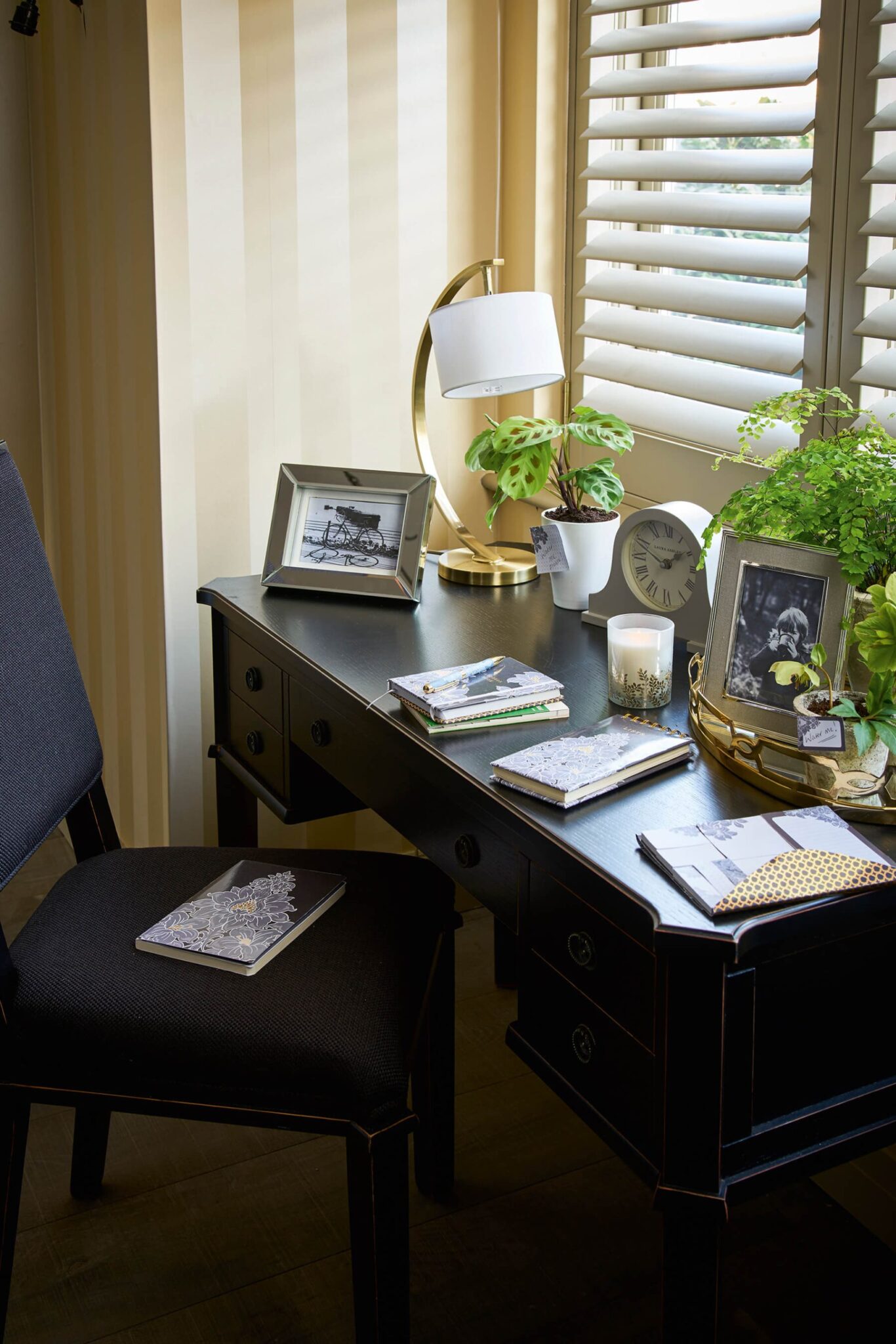 Henshaw-skrivebord-sort-interior