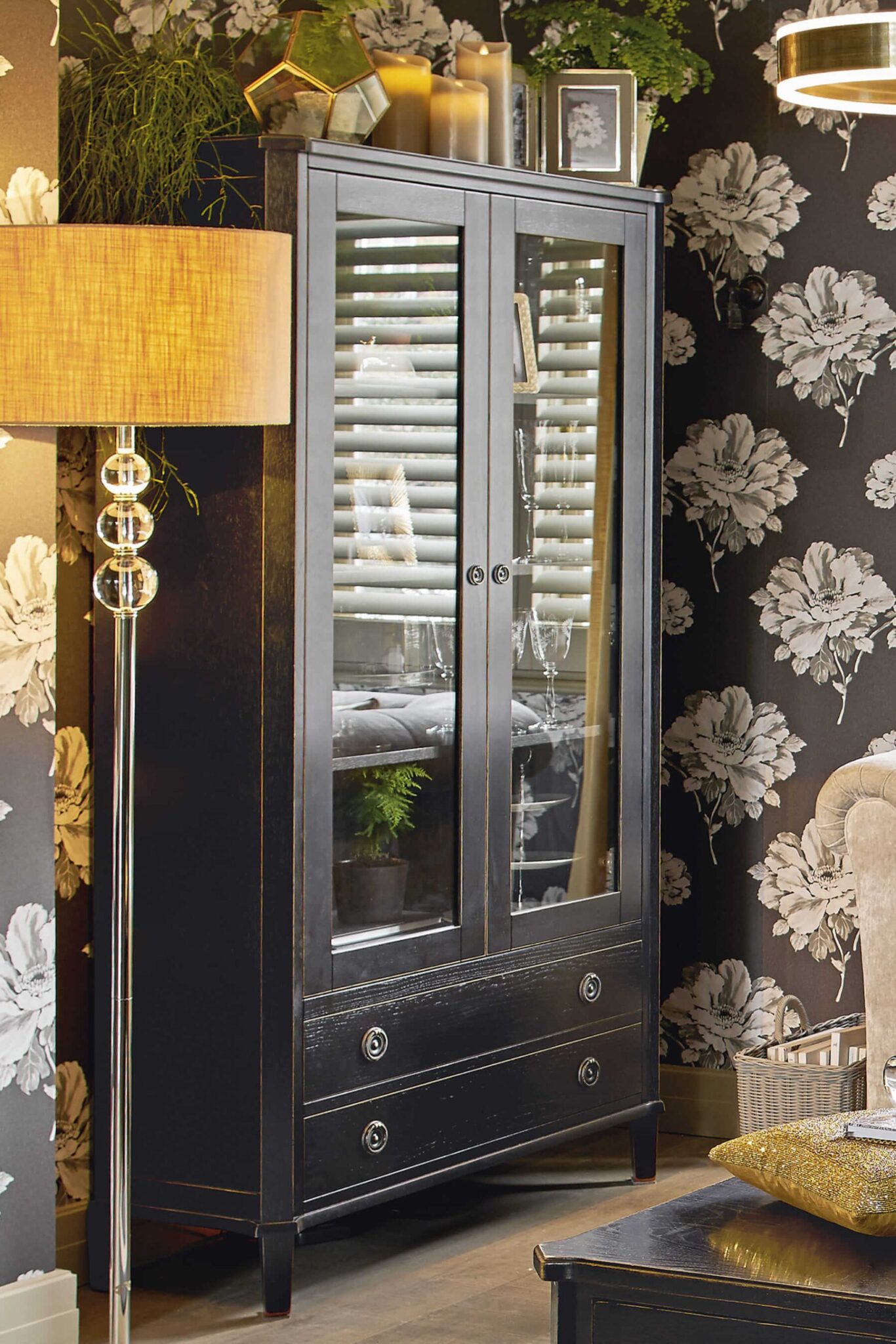 Henshaw-vitrineskap-h-i-sort-interior