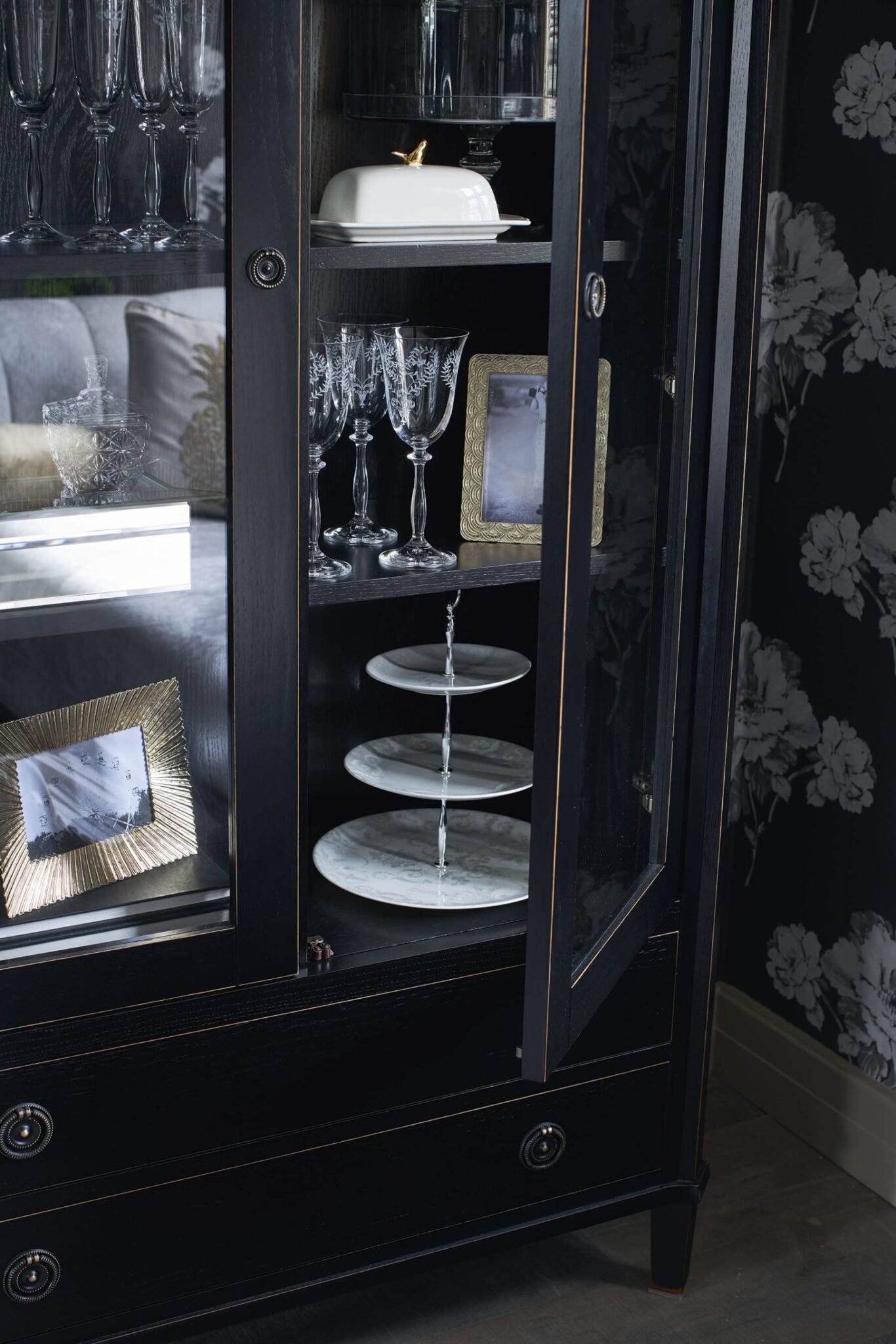 Henshaw-vitrineskap-h-sort-interior-detalj