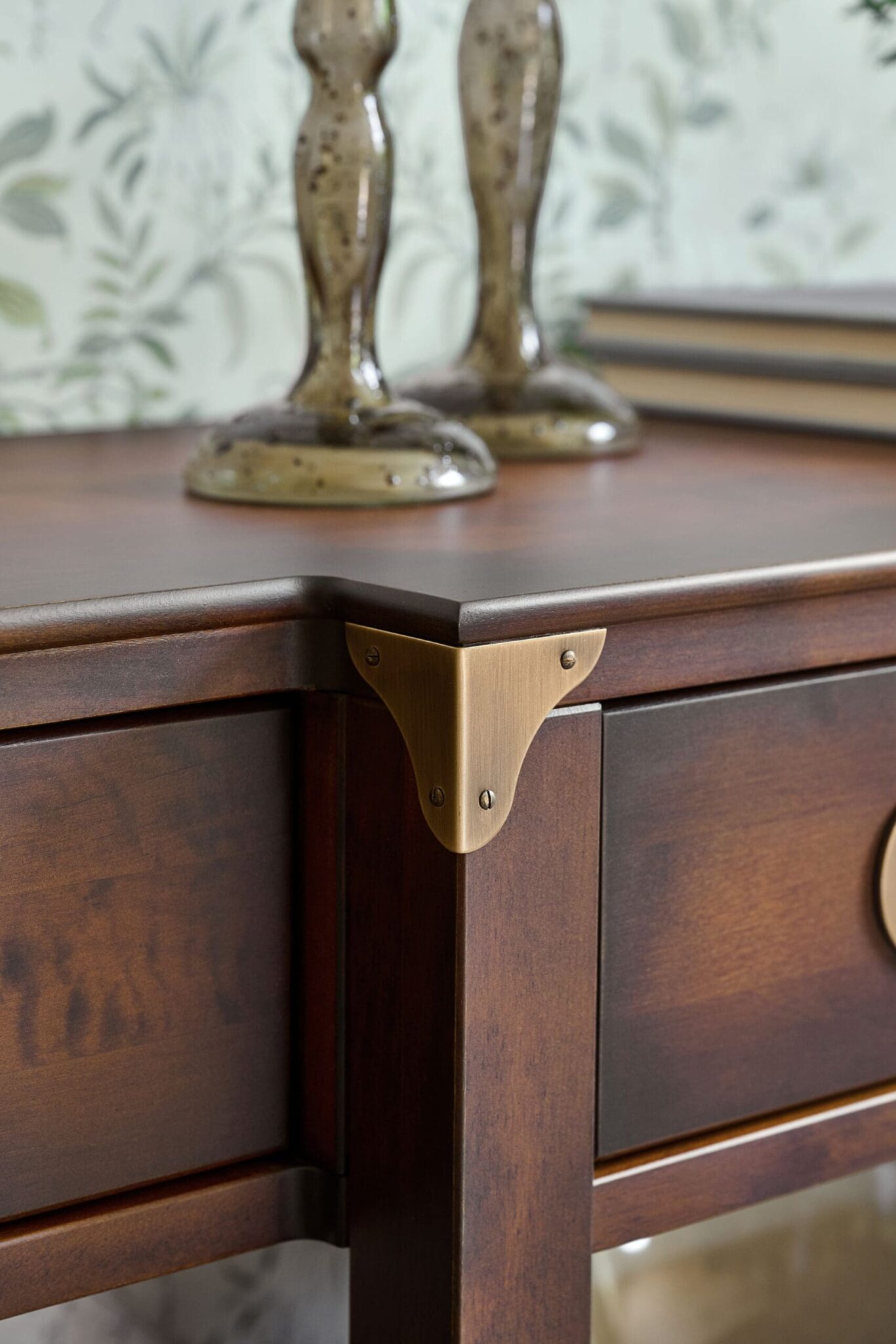 Balmoral-trippel-konsoll-i-kastanje-detalj-scaled