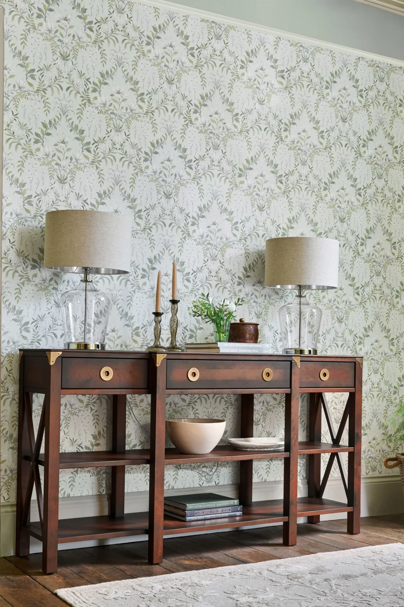 Balmoral-trippel-konsoll-i-kastanje-skra-interior-scaled