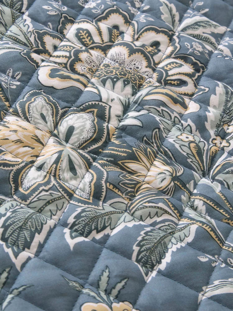 Marlbrook-sengeteppe-detalj-monster