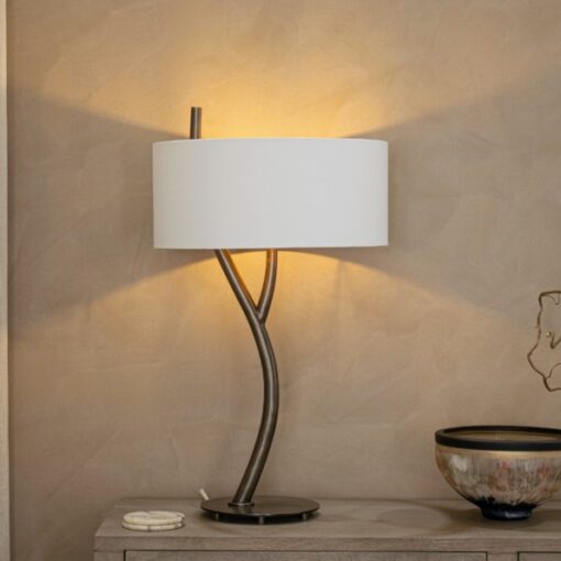 Ramus – bordlampe i mørk bronse med naturinspirert design