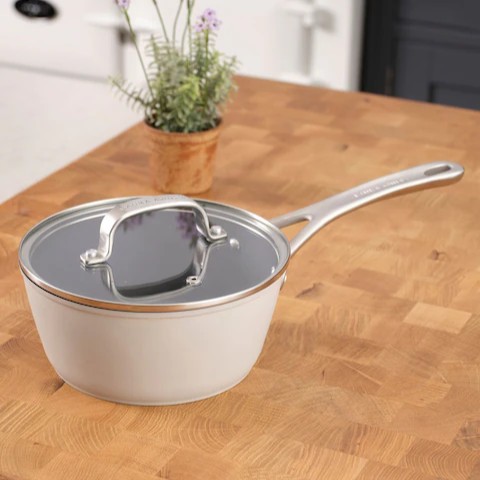 1,9L kasserolle i duegrå – non stick med glasslokk, fra Laura Ashley