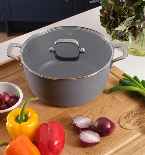 6,6L gryte i skifergrå – non stick med glasslokk, fra Laura Ashley