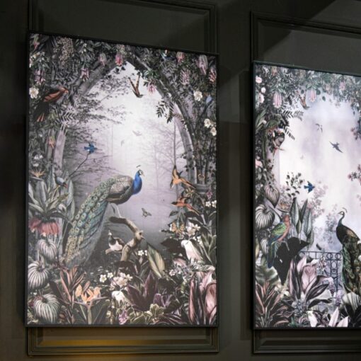 Claude veggbilde i glass – påfugl i tropisk landskap 80 x 120 cm