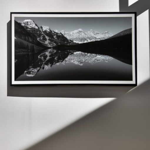Defries veggbilde – sort/hvitt fjell og innsjø 118 x 220 cm