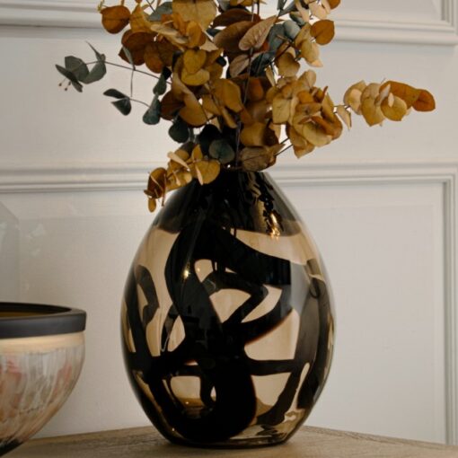 Morten glassvase i amber og sort – ravfarget designvase 29 cm