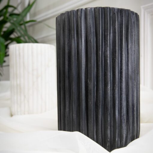 Sol marmorvase i sort – rillet designvase 21 cm