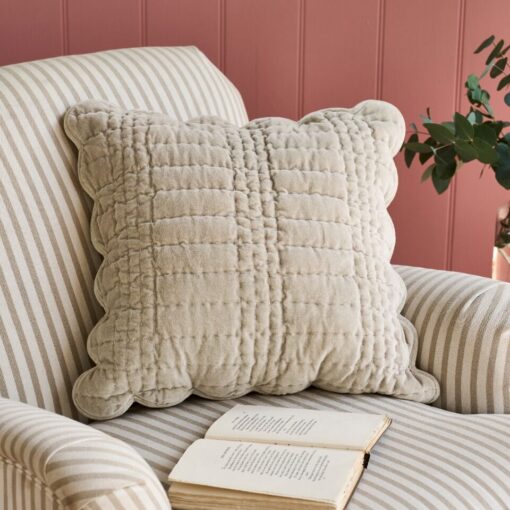 Scalloped pute i duegrå, fra Laura Ashley