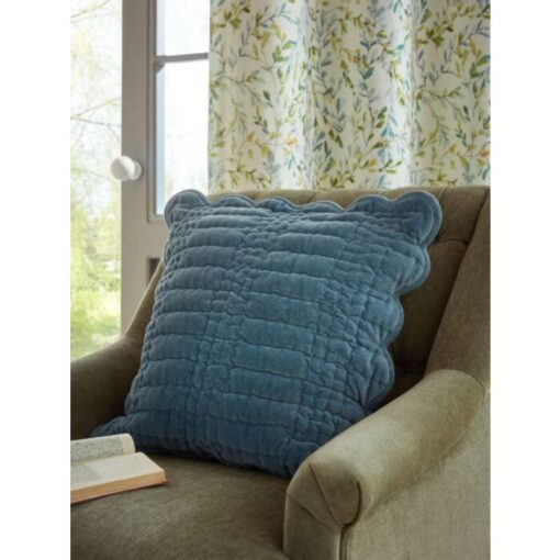 Scalloped pute i seaspray blå, fra Laura Ashley