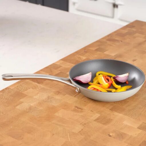 Stekepanne i duegrå – non stick (20, 24 og 28 cm), fra Laura Ashley