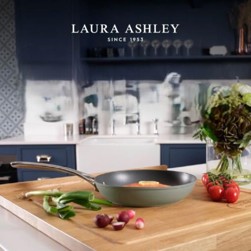 Stekepanne i salviegrønn – non stick (20, 24 og 28 cm), fra Laura Ashley