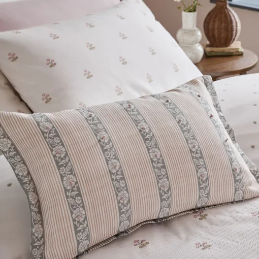 Semington, pyntepute med blomstrete blokktrykk i blått fra Laura Ashley