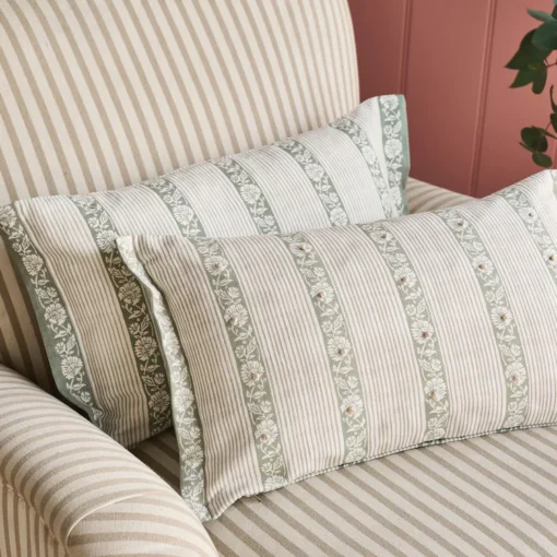 Semington, pyntepute med blomstrete blokktrykk i salviegrønt fra Laura Ashley
