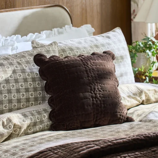 Scalloped pute i brun, fra Laura Ashley